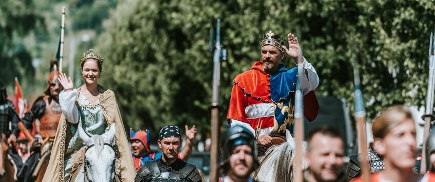 Forrás: http://palotajatekok.hu/images/caroussel/caroussel_201611291620501480432850626.jpg